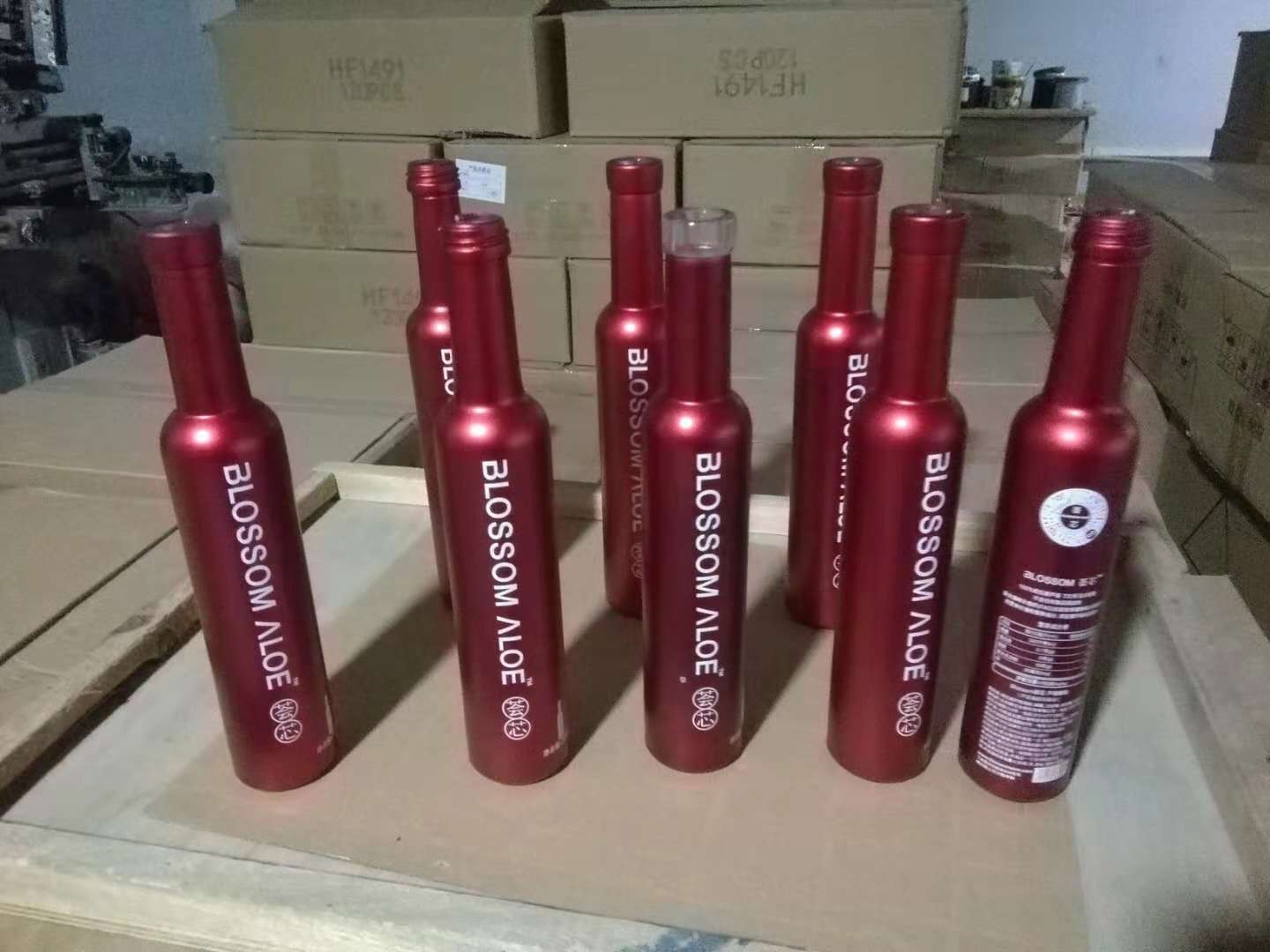 工廠定制 高端手感漆酒瓶 觸感釉噴涂玻璃酒瓶生產(chǎn) 制造-.